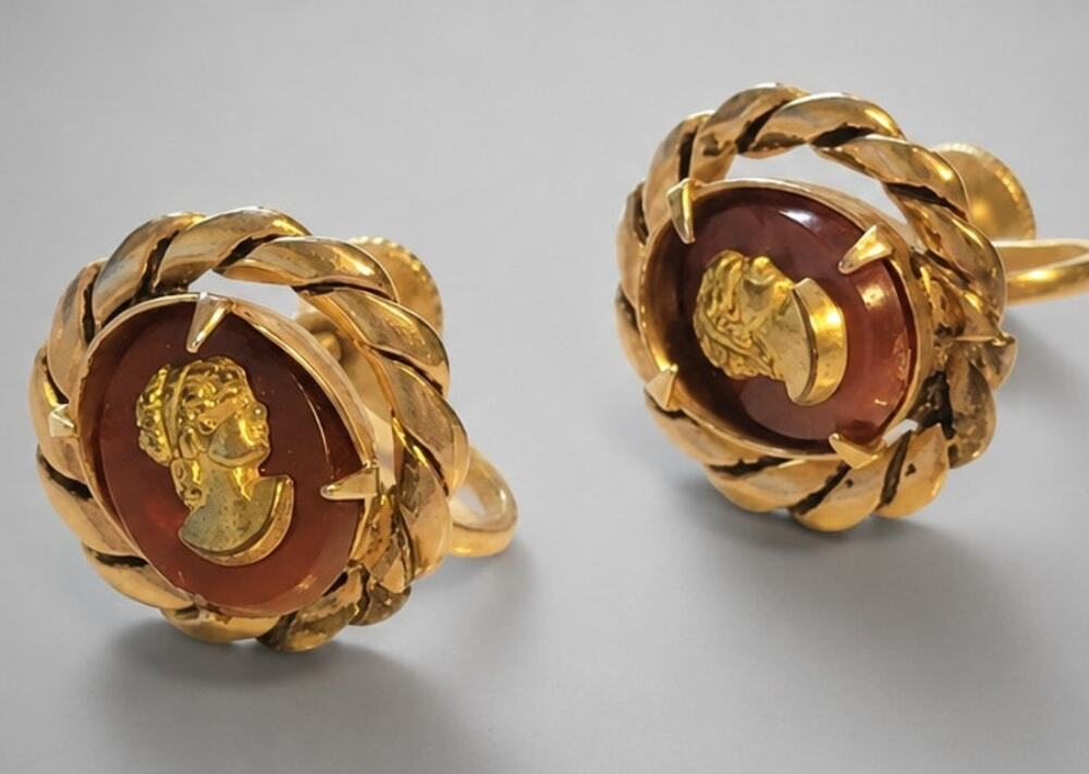 Mid-century Cameo Vintage Earrings 1" Victorian style screw back Gold-tone sb-2
